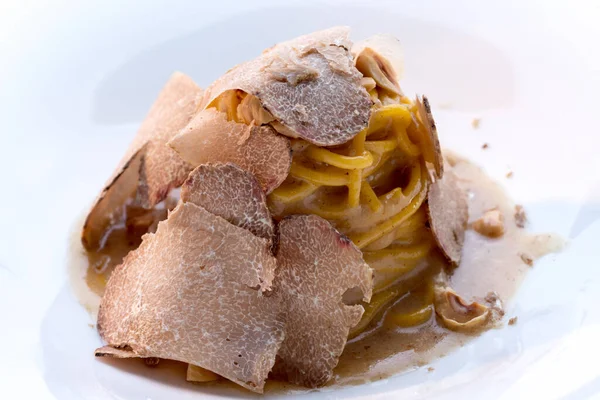 Alba 'nın beyaz trüf mantarı yumurtalı spagetti ile dilimlenmiş, İtalyan mantarı.