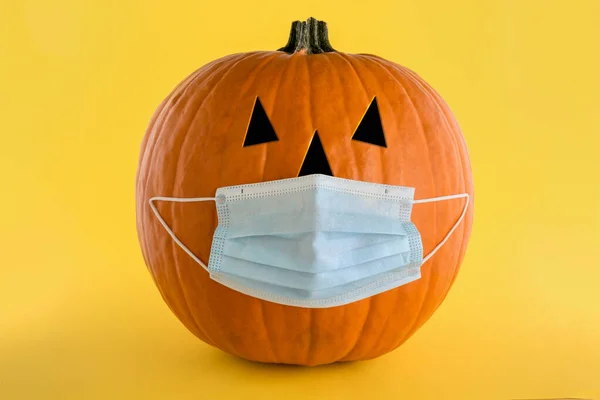 Zucca Halloween Con Maschera Medica Protezione Coronavirus Covid Sfondo Giallo — Foto Stock