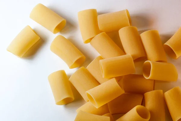 Meio Paccheri Macarrão Italiano Massa Crua Seca Bronze Desenhado Fundo — Fotografia de Stock