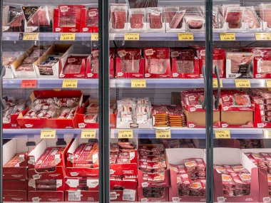 İtalya - 02 Mart 2024: Bir İtalyan süpermarketinde dondurulmuş vitrinde sergilenen paketler halinde dilimlenmiş salam. Kapalı paketlerde dilimlenmiş salam ve jambon..