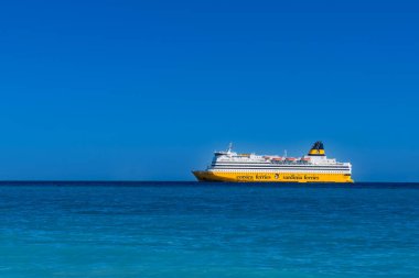 Nice, Fransa - 30 Ağustos 2025: Korsika Sardunya Feribotları Mega Regina feribotu açık mavi gökyüzünün altında mavi denizde yol alıyor.