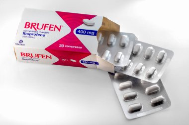 İtalya - 4 Eylül 2025: Brufen ibuprofen paketinde su toplayan tabletler, iltihap, ağrı ve ateş tedavisinde kullanılan ilaçlar.
