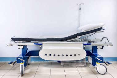 C-kolu muayenesi için yan rayları ve X-ray geçirgen dinlenme yüzeyi olan hasta nakliye arabası, X-ray muayenesi için donanımlı sedye tramvayı.