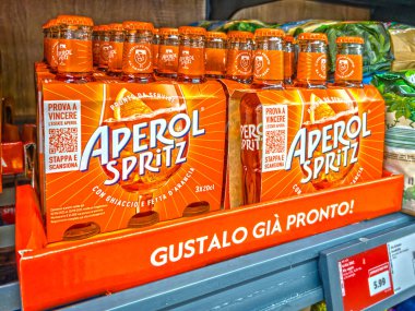 İtalya - 5 Eylül 2025: İtalyan süpermarket raflarında sergilenmeye hazır Aperol Spritz kokteylleri şişeleri. Tex: Gustalo gia pronto (eğlenmeye hazır)