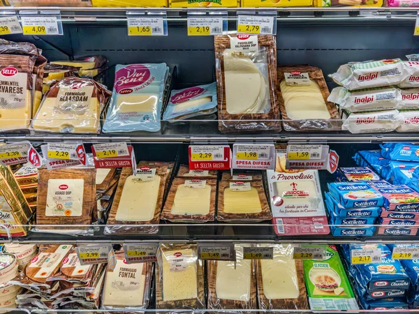 Fossano, İtalya - 5 Eylül 2025: Çeşitli peynir türleri, dilimlenmiş ve sıkıştırılmış, plastik poşetlerde paketlenmiş, bir İtalyan süpermarketinde raflarda sergileniyor.