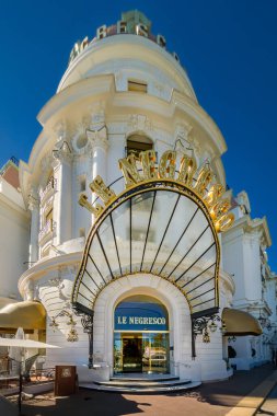 Güzel, Fransız Rivierası, Fransa - 30 Ağustos 2025: Nice 'deki Promenade des Anglais' deki Hotel Le Negresco 'nun lüks girişi. 