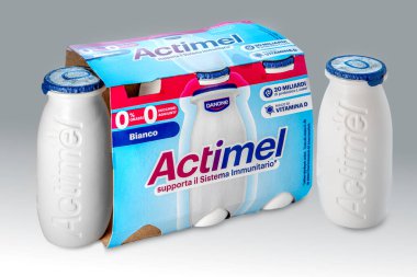 İtalya - 13 Eylül 2025. Fransız Danone firması tarafından üretilen Actimel probiyotik yoğurt paketi. Lactobacillus casei ve D vitamini içeren mayalanmış süt..
