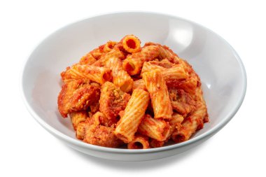 Domates soslu makarna tortiglioni makarna ve beyaz tabaktaki köfte parçaları kırpma yolu da dahil olmak üzere beyaza izole edilmiş.