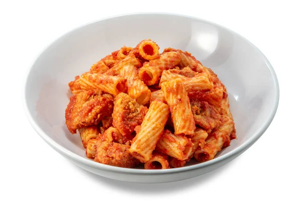 Domates soslu makarna tortiglioni makarna ve beyaz tabaktaki köfte parçaları kırpma yolu da dahil olmak üzere beyaza izole edilmiş.