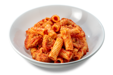 Domates soslu makarna tortiglioni makarna ve beyaz tabakta köfte.