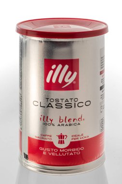 İtalya - 14 Eylül 2025: Pürüzsüz ve kadife tadında moka tencereleri için ideal, klasik kavrulmuş Arap kahvesi konservesi. Ily, Trieste merkezli önemli bir şirket..