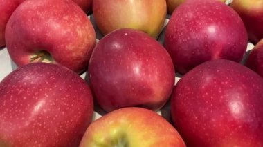 Kırmızı leziz elmalar, manavın satılık elmalar üzerindeki görüntüler.