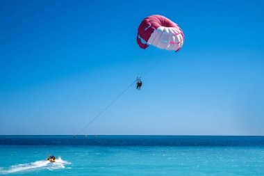 Fransa 'nın Nice kentindeki Melekler Körfezi' nin mavi denizi üzerinde parasailing.