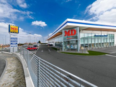 Verzuolo, İtalya - 18 Eylül 2025: Mavi gökyüzünde üzerinde işaret logosu olan MD indirimli mağaza binası inşa etmek, MD S.P.A. İtalyan büyük ölçekli perakende şirketi..