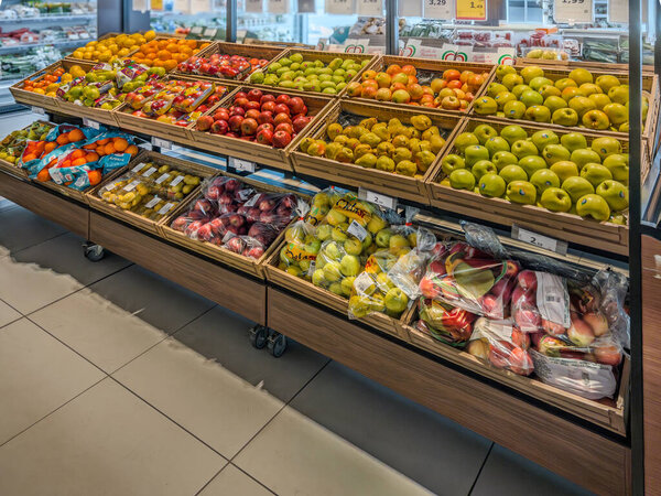 Италия - 18 сентября 2025: Фруктовый стенд с ящиками яблок, груш, апельсинов и лимонов на выставке в итальянском MD супермаркете.