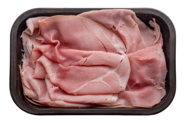 Siyah plastik tepside jambon dilimleri izole edilmiş.