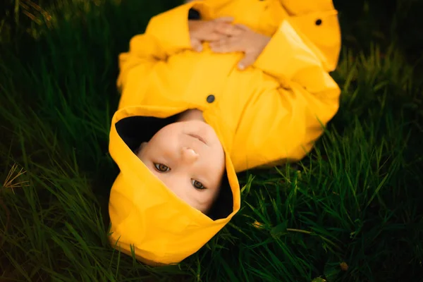 Jongen Het Gele Jasje Ligt Het Gras Natuurzorg Concept Zorg — Stockfoto