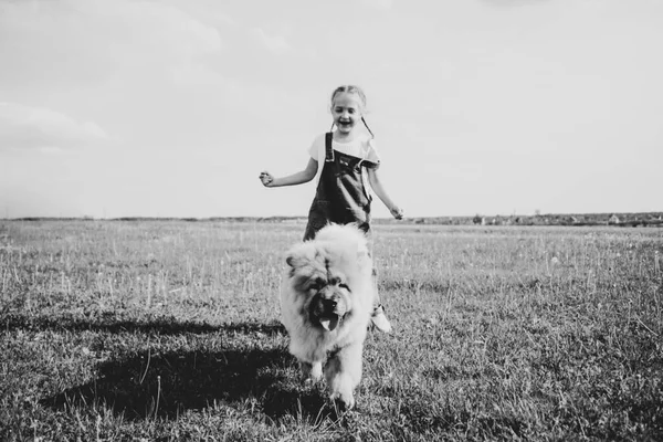 Menina Feliz Com Tranças Macacão Denim Brinca Rua Com Cão — Fotografia de Stock