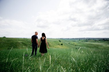 Tatilde mutlu bir çift. Sevgililer güler. Mutlu adam ve kız. Uzun siyah saçlı güzel bir kız ve genç bir adam. Mutlu çift kavramı. Çevre konsepti, doğa
