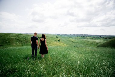 Tatilde mutlu bir çift. Sevgililer güler. Mutlu adam ve kız. Uzun siyah saçlı güzel bir kız ve genç bir adam. Mutlu çift kavramı. Çevre konsepti, doğa