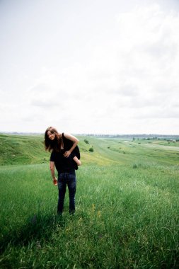 Tatilde mutlu bir çift. Sevgililer güler. Mutlu adam ve kız. Uzun siyah saçlı güzel bir kız ve genç bir adam. Mutlu çift kavramı. Çevre konsepti, doğa