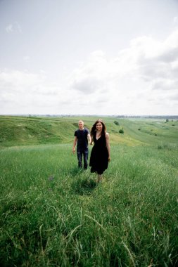 Tatilde mutlu bir çift. Sevgililer güler. Mutlu adam ve kız. Uzun siyah saçlı güzel bir kız ve genç bir adam. Mutlu çift kavramı. Çevre konsepti, doğa