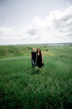 Tatilde mutlu bir çift. Sevgililer güler. Mutlu adam ve kız. Uzun siyah saçlı güzel bir kız ve genç bir adam. Mutlu çift kavramı. Çevre konsepti, doğa