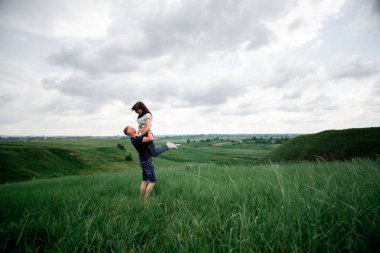 Tatilde mutlu bir çift. Sevgililer güler. Mutlu adam ve kız. Uzun siyah saçlı güzel bir kız ve genç bir adam. Mutlu çift kavramı. Çevre konsepti, doğa