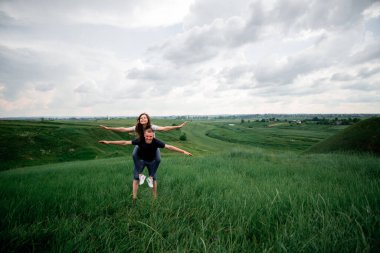 Tatilde mutlu bir çift. Sevgililer güler. Mutlu adam ve kız. Uzun siyah saçlı güzel bir kız ve genç bir adam. Mutlu çift kavramı. Çevre konsepti, doğa
