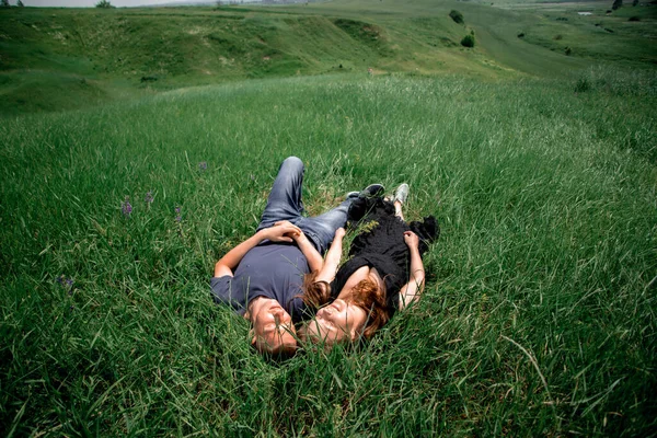 Glada Sommarpar Semester Kärleken Ligger Gräset Glad Kille Och Flicka — Stockfoto