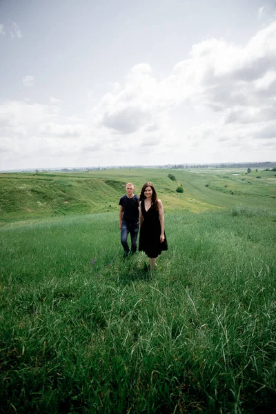 Tatilde mutlu bir çift. Sevgililer güler. Mutlu adam ve kız. Uzun siyah saçlı güzel bir kız ve genç bir adam. Mutlu çift kavramı. Çevre konsepti, doğa