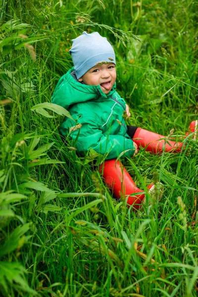 Criança Garotinho Casaco Verde Botas Vermelhas Joga Pântano Infância Despreocupada — Fotografia de Stock