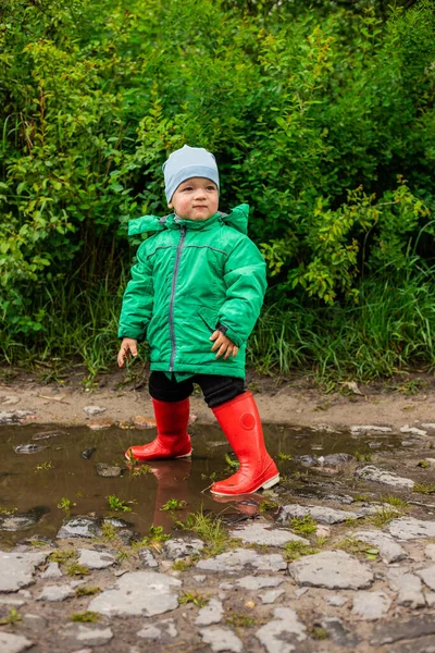 Criança Garotinho Casaco Verde Botas Vermelhas Joga Pântano Infância Despreocupada — Fotografia de Stock