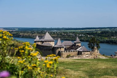Nehrin kıyısında bir ortaçağ kalesi. 
