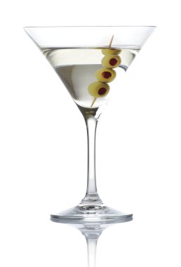 Tek Çift sek martini zeytinle beyaz arka plan üzerinde izole