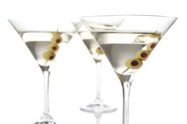 Zeytinli beyaz arka plan üzerinde izole klasik sek martini yakın çekim üç bardak