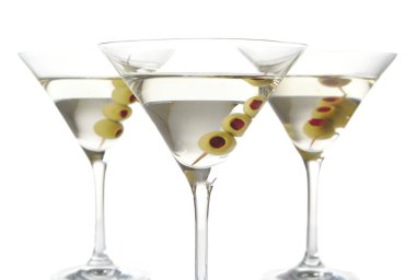 Yakın çekim Rus kuru martini zeytinle beyaz arka plan üzerinde izole