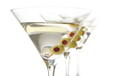 Üç bardak zeytinli bir çizgi beyaz arka plan üzerinde izole klasik sek martini yakın-up