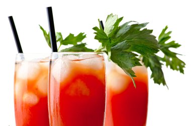 Bloody Mary buz küpleri ve beyaz arka plan üzerinde izole domates ile yakın çekim