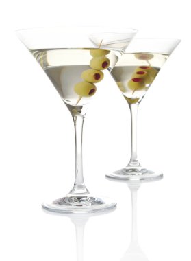 Zeytinli beyaz arka plan üzerinde izole klasik sek martini iki bardak