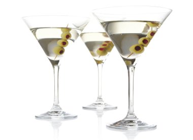 Üç zeytinli beyaz arka plan üzerinde izole klasik sek martini bardak