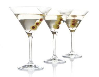 Üç zeytinli beyaz arka plan üzerinde izole klasik sek martini bardak