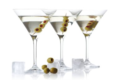 Zeytin ve beyaz arka plan üzerinde izole buz küpleri ile klasik sek martini