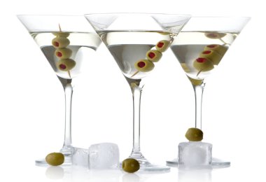 Zeytin ve beyaz arka plan üzerinde buz küpleri ile serin klasik sek martini