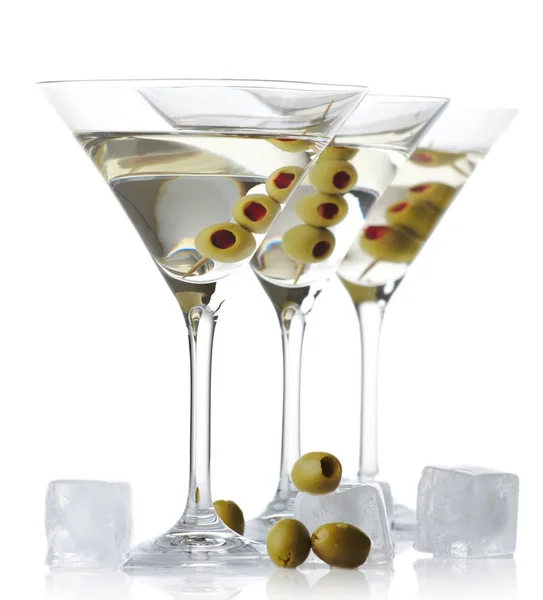 Koude Klassieke Droge Martini Met Olijven Ijsblokjes Geïsoleerd Een Witte — Stockfoto