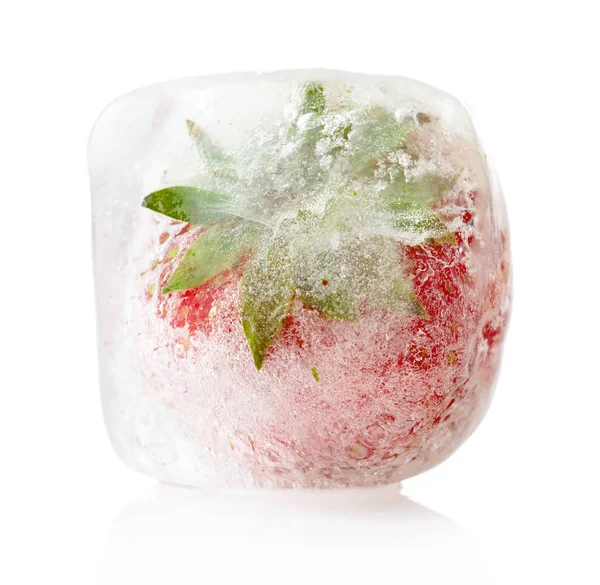 Ice cube izole beyaz arka plan üzerinde beyaz izole içinde Dondurulmuş çilek