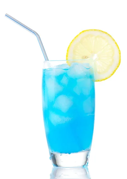 蓝色泻湖鸡尾酒与柠檬片与冰块和秸秆查出在白色 — 图库照片