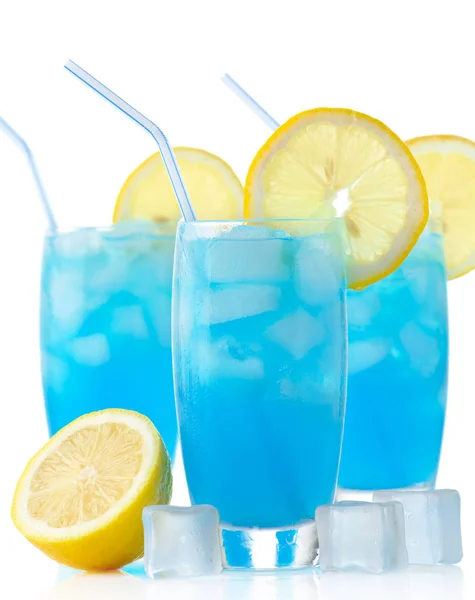 蓝色泻湖鸡尾酒与冰块 柠檬和秸秆在白色背景 — 图库照片
