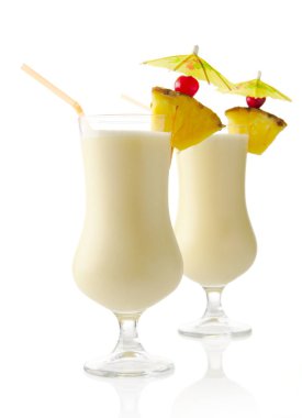 Pina colada Hindistan cevizi kokteyller beyaz arka plan üzerinde buz ile