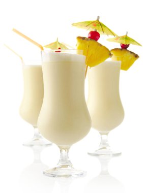 Pina colada Hindistan cevizi kokteyller beyaz arka plan üzerinde buz ile